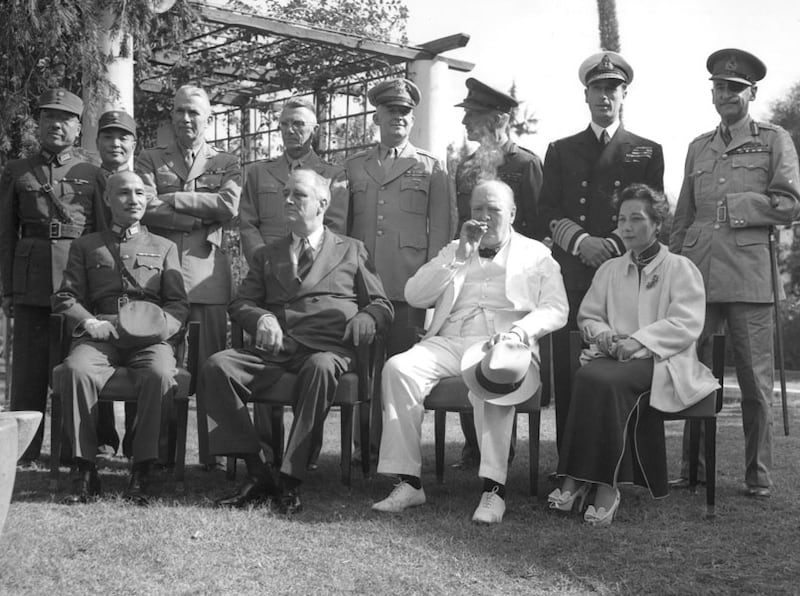 開羅會議檔案照片,左起:蔣中正、羅斯福、丘吉爾、宋美齡。