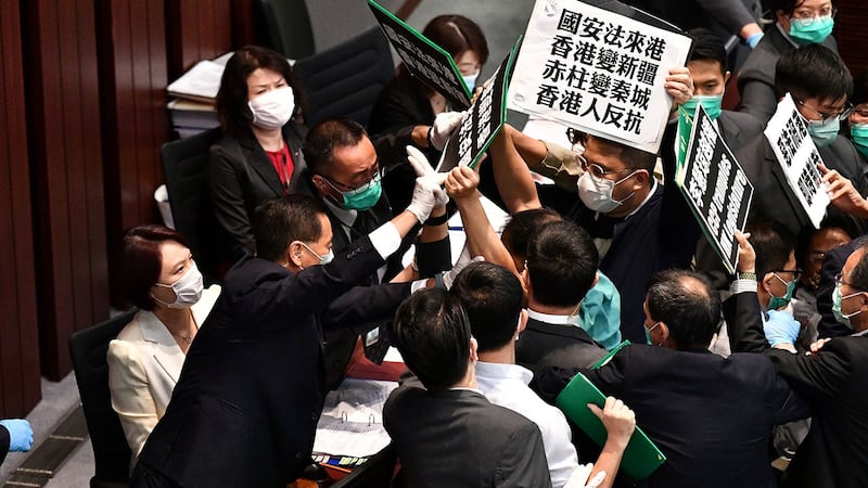 2020年5月22日,香港立法会泛民主派议员在内务委员会的一个会议期间举牌抗议北京强推“港版国安法”,他们被保安阻拦。(法新社)