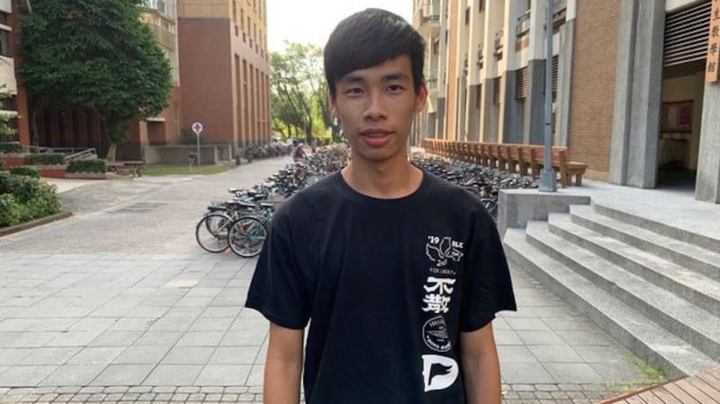 台湾大学学生会会长凃峻清7日说明，陆客毁损连侬墙经过。(记者 黄春梅摄)