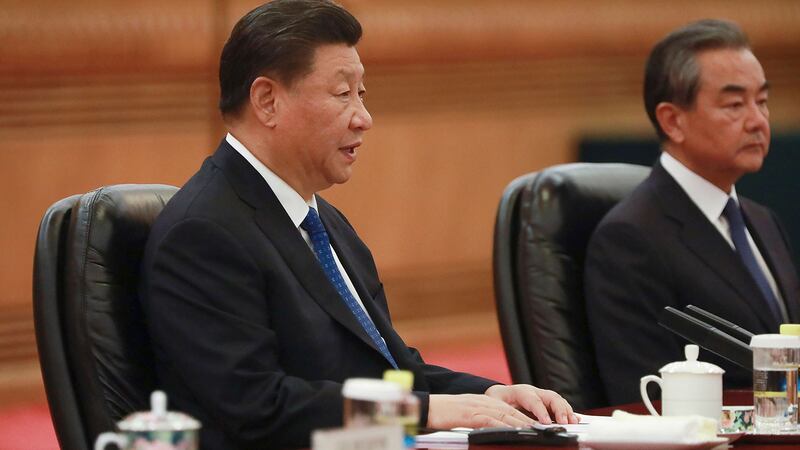 中共四中全会将于10月份召开。评论认为,说明了习近平有意在与美国经贸谈判中进一步妥协,这种妥协意味着需要在党内强硬派和务实派之间取得对美国贸易战的共识。(资料图/美联社)