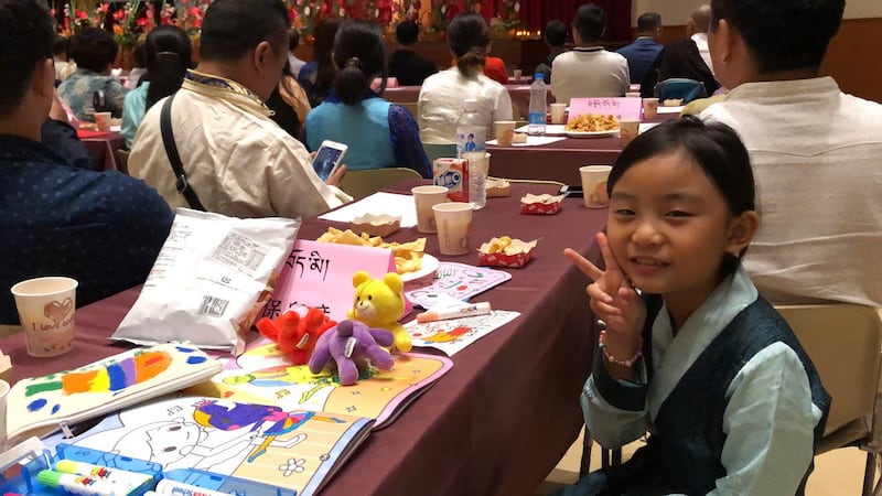 7岁的藏台家庭女孩Yangchang Lhamo扬千拉姆,想跟达赖喇嘛说:“我爱你!”(记者夏小华摄)